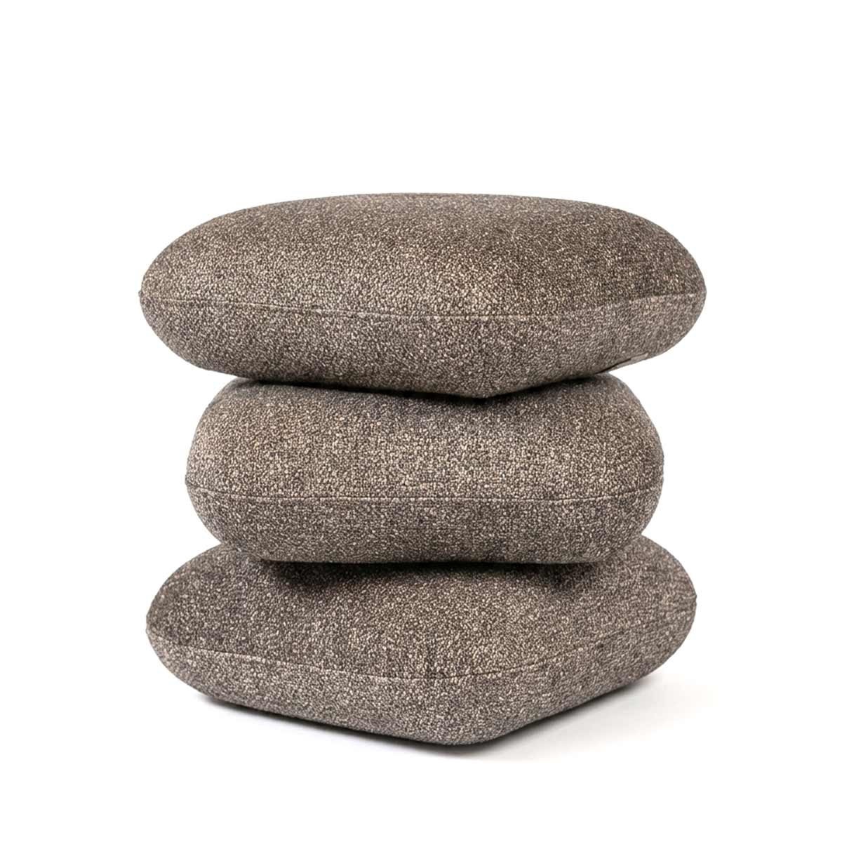 הדום ישיבה מסתובב דגם מייסון בבד ארוג חום אפרפר בעיצוב של שלוש כריות מרובעות